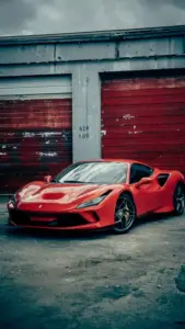 Bố cục nền Ferrari 4K tập trung vào đuôi xe, ống xả đôi và cụm đèn tròn phía sau.