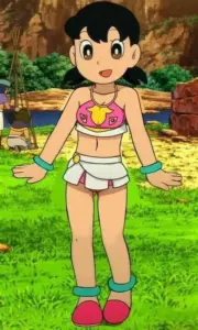 Shizuka trong trang phục mùa hè nổi bật giữa bãi biển xanh và nắng vàng