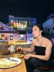 Bữa tối ngoài phố ghi nữ diễn viên mặc áo đen, gương mặt trang điểm sắc sảo