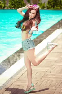 Khoảnh khắc bên hồ bơi ghi dáng pose vui tươi, tóc nâu buông dài cùng bikini xanh