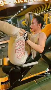 Trong phòng gym, Angela Phương Trinh tập chân với đồ ôm sáng màu, dáng lưng rất chắc