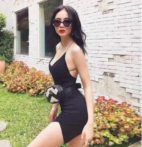 Góc chụp ghi lại người đẹp Vbiz đeo kính đen, váy ôm tôn dáng quyến rũ