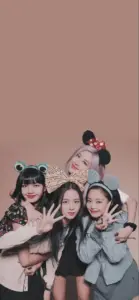 Một khoảnh khắc visual Kpop ghi lại ánh mắt sắc sảo, lớp makeup sáng và phụ kiện lấp lánh