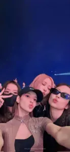 Khoảnh khắc fanmeeting ghi lại các thành viên vẫy tay, váy ngắn xinh và gương mặt thân thiện với BLINK