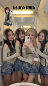 Gương selfie trong phòng sáng ghi lại bốn cô gái mặc váy trẻ trung, tóc dài và nụ cười thân thiện