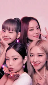 Khung hồng của các nàng idol YG làm nổi bật gương mặt sát nhau, makeup nhẹ và tóc buông mềm