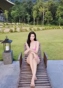 Cao Thái Hà diện bikini khoe đường cong mê hoặc khiến cánh mày râu đứng hình
