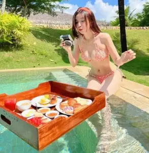 Cao Thái Hà mặc bikini bên biển khiến hội anh em không thể lướt qua quá nhanh