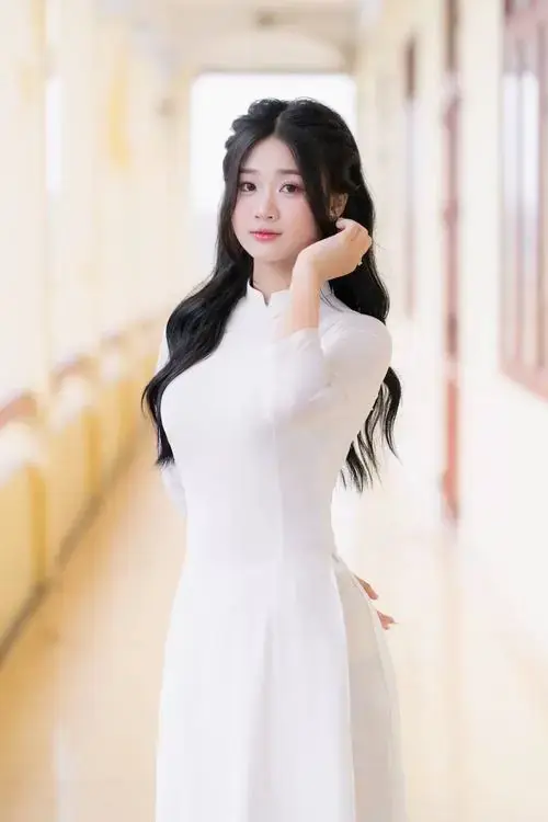 Loạt ảnh học sinh nữ cấp 3 tươi tắn với tóc buông, cặp sách và khung cảnh sân trường quen thuộc
