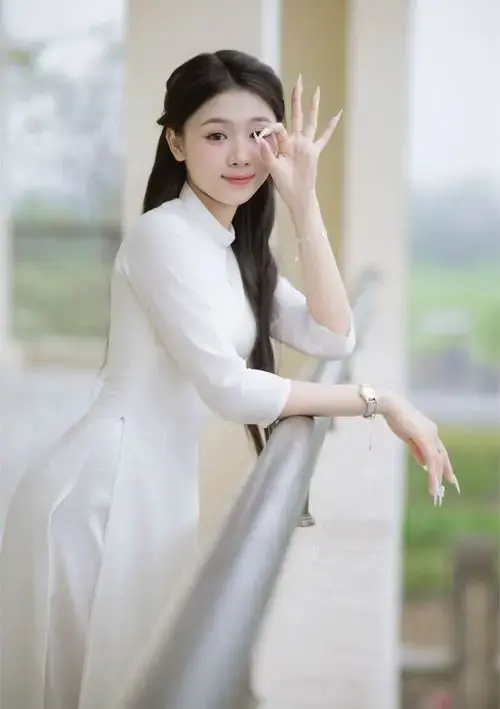 Ảnh gái xinh cấp 3 phong cách đời thường, biểu cảm tự nhiên và bối cảnh trường lớp thân quen
