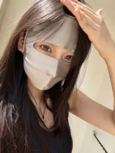 Selfie dưới nắng, cô gái đeo khẩu trang kem làm đôi mắt xinh xắn nổi bật