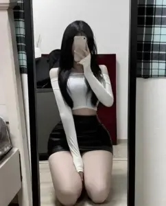 Bộ ảnh phụ nữ Hàn Quốc gợi cảm trong trang phục hiện đại, tôn dáng mềm mại và thần thái tự tin