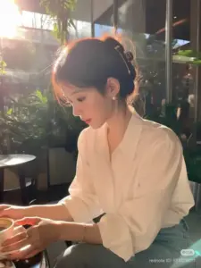 Váy liền màu kem ôm vừa dáng giúp nàng tỏa sáng giữa góc làm việc tối giản