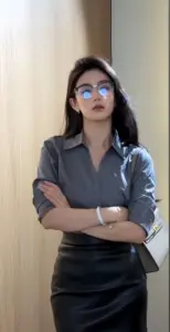 Bàn tay nàng lật trang sổ khi ngồi làm việc làm khung hình thêm thật và mềm