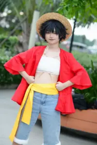 Coser nữ cosplay Boa Hancock với khuyên tai rắn, áo choàng dài và dáng đứng đầy tự tin