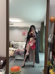 Cô gái cosplay Tashigi rút kiếm nhẹ khỏi vỏ, kính trong suốt và mái tóc ngắn gọn gàng