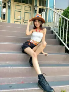 Nàng cô gái đẹp diện bikini cam kiểu Nami tạo dáng bên bờ biển, nụ cười tươi và làn gió nhẹ