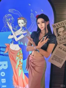 Người đẹp cosplay Nami cầm gậy thời tiết, áo quần tươi màu và nụ cười lanh lợi đúng tinh thần nhân vật
