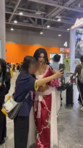 Nàng hot girl hóa thân Reiju trong bộ đồ hồng, mái tóc tím dài và dáng đứng sang chảnh