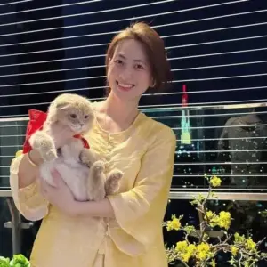 Chiếc cardigan vàng và chú chó lông xù khiến nụ cười cô trong sân vườn thật ấm