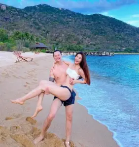 Khoảnh khắc bãi biển ghi lại cô gái bikini trắng được người đàn ông bế vui vẻ