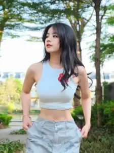 Lối đi ngoài trời khiến áo trắng, quần rằn ri cô gái trông năng động hơn