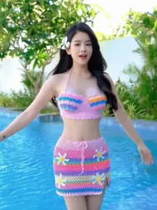 Sát hồ bơi xanh, tạo hình DJ Mie nổi bật với set len màu và tóc xõa