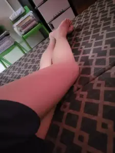 Ảnh đùi gái xinh sexy nhẹ với làn da sáng và dáng ngồi cực cuốn mắt