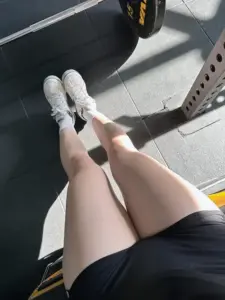 Ảnh chân đẹp của gái xinh cute mang nét trong trẻo xen chút nóng bỏng
