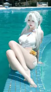 Gái xinh mặc bikini tím phối tất cao cổ, biểu cảm tinh nghịch đúng chất nhân vật anime đáng yêu