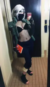 Nàng cosplay anime tạo dáng trước hồ bơi trong bộ bikini đỏ nổi bật và nụ cười rất tươi