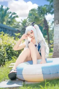 Cô gái đội nơ lớn màu đỏ mặc bikini chấm bi, tạo dáng cute giữa căn phòng sáng