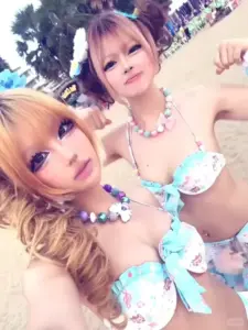 Hai người mẫu tóc sáng tạo dáng sát nhau, bikini pastel kèm vòng cổ ngọc trai