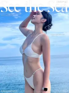 Ánh nắng sớm phủ lên cô gái mặc bikini trong suốt màu be, dáng đứng nghiêng mềm
