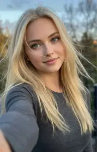 Ảnh gái xinh đẹp nhất với hot girl tóc vàng mặc áo xám, selfie ngoài trời đầy tươi tắn