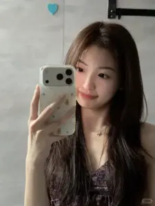 Ánh mắt qua gương của nàng tóc nâu áo hoa mang nét e ấp rất tự nhiên