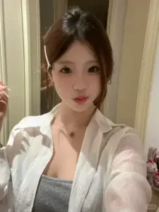 Bộ váy pastel khiến nàng tóc ngang vai trông mềm mại khi đứng cạnh khung cửa gỗ