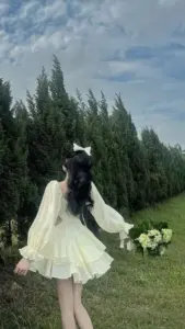 Giữa thảm cỏ núi xanh, váy voan trắng xòe nhẹ theo dáng xoay của cô gái
