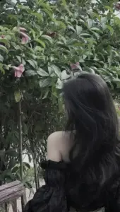 Làn tóc đen phủ vai giúp người đẹp quay lưng trong áo trễ vai thêm duyên dáng