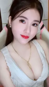 Gương mặt trang điểm sáng của hot girl nổi lên cùng áo trắng và dây chuyền vàng