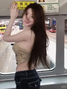 Lúc vẫy tay ở ga tàu làm tóc nâu áo be và nụ cười thêm rạng