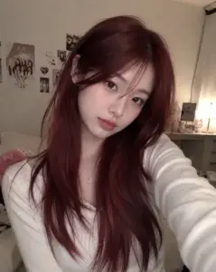 Không gian phòng tối làm nổi hotgirl tóc đỏ mặc áo trắng với ánh mắt nhìn nghiêng