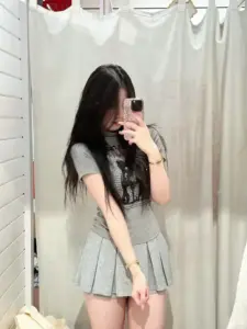 Phông hoa trắng ôm cô gái diện đầm ôm dáng, tóc uốn lơi và ánh mắt dịu