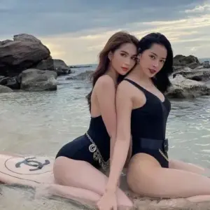 Ảnh bãi biển ghi Ngọc Trinh trong bikini nổi, ánh mắt thẳng và thần thái tự tin
