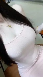 Một khung hình cận thân áo trắng, mái tóc phủ nhẹ, nhấn vào vóc dáng có da có thịt
