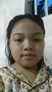 Bạn nữ áo họa tiết chụp trong phòng, gương mặt nghiêm làm khung hình mặn mòi bất ngờ