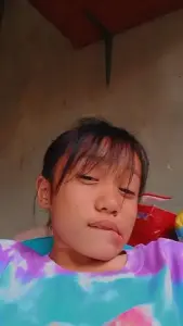 Khoảnh khắc selfie góc thấp với tóc rối tự nhiên khiến gương mặt trông ngẫu hứng và vui