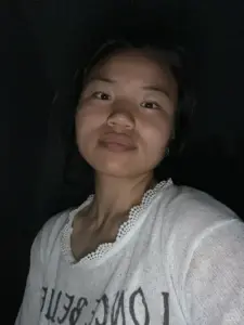 Bạn nữ đội khăn màu nổi, nheo mắt nghịch ngợm trong nền phòng tạo nét khó đỡ
