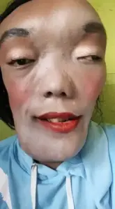 Gương mặt phóng đại qua camera trước, biểu cảm tỉnh bơ tạo cảm giác ảnh chế cực hợp