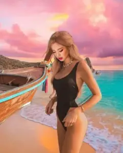 Concept bãi biển bốn cô gái nổi bật với áo bơi sáng và tóc gió tự nhiên
